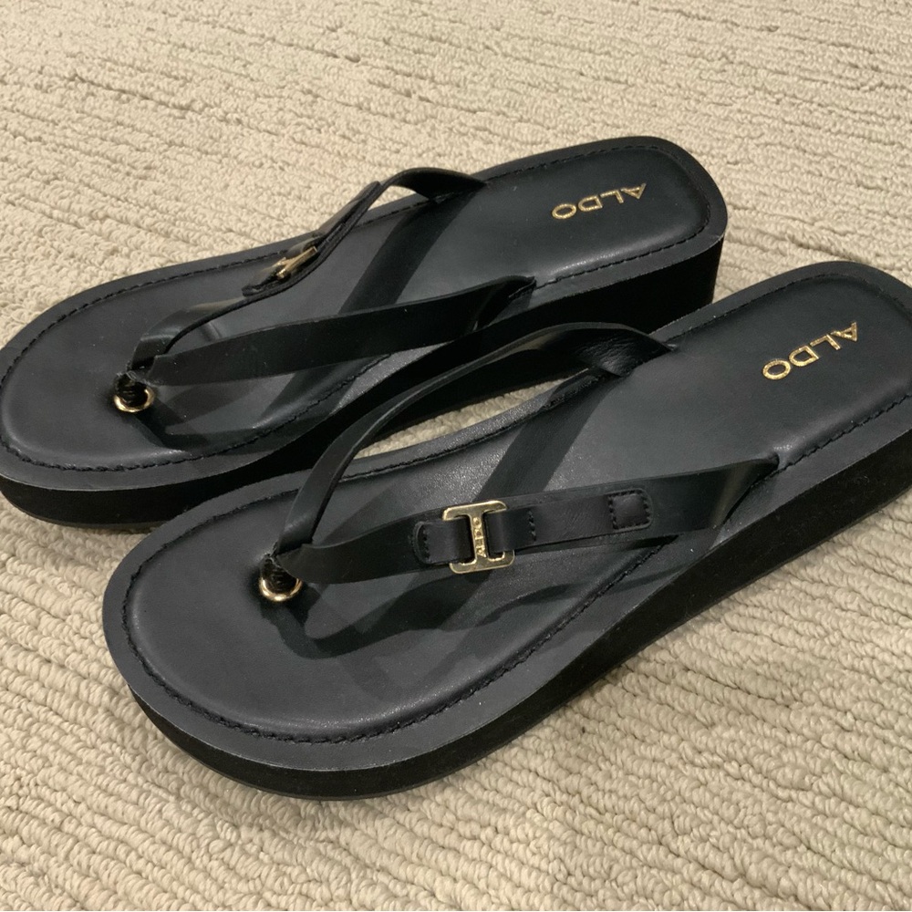 Aldo Flip Flops/Sandals Blk/Gold metal detail - NEW - 9